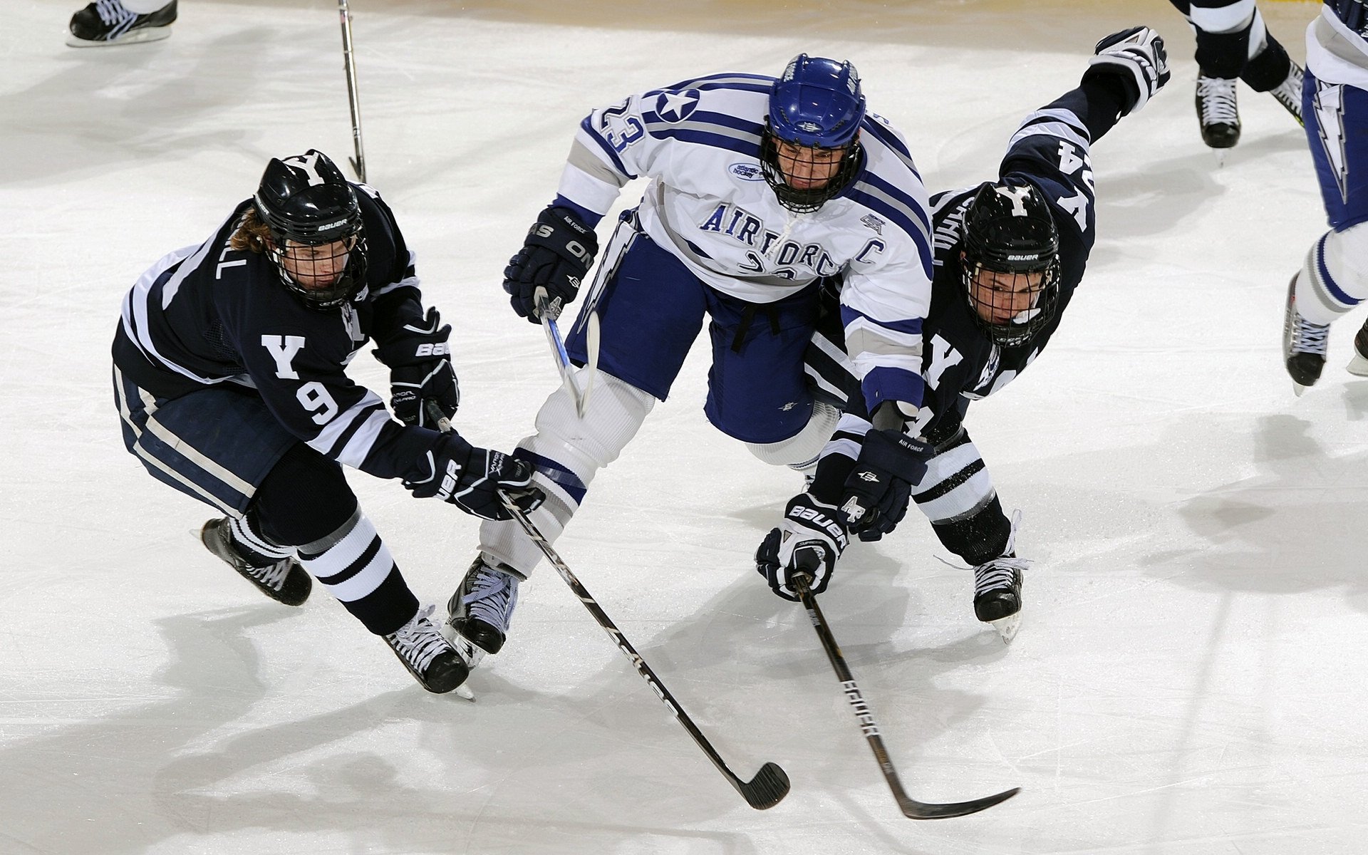 亚洲青年篮球锦标赛中，韩国队和中国队激烈角逐，青年力量崭露头角