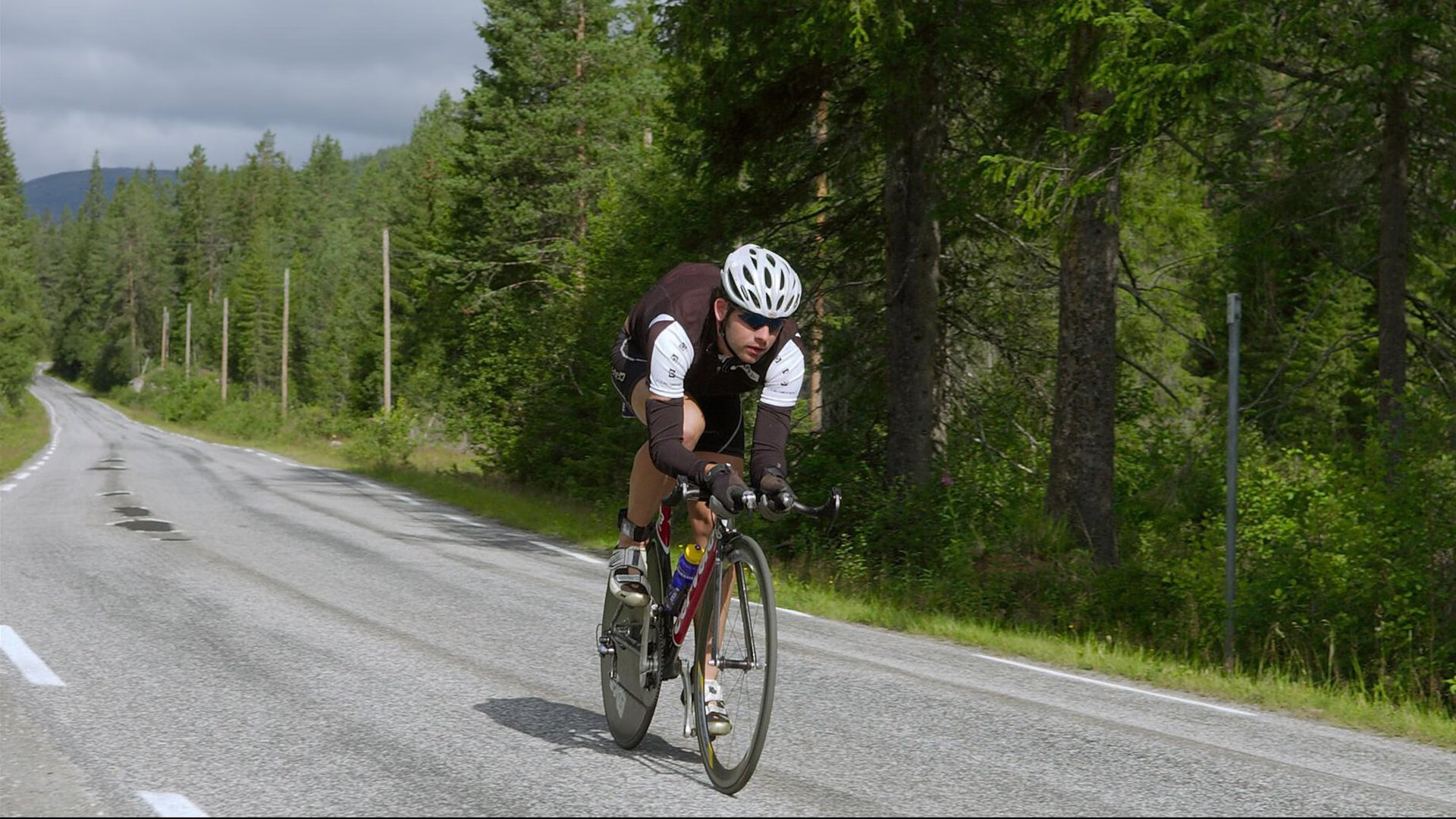 VAR争议再起:英超裁判判罚尺度引热议,英超判罚规则